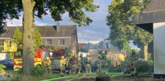Die Feuerwehr im Einsatz wegen des Brandes an der Kölner Landstraße. Foto: FW Ratingen