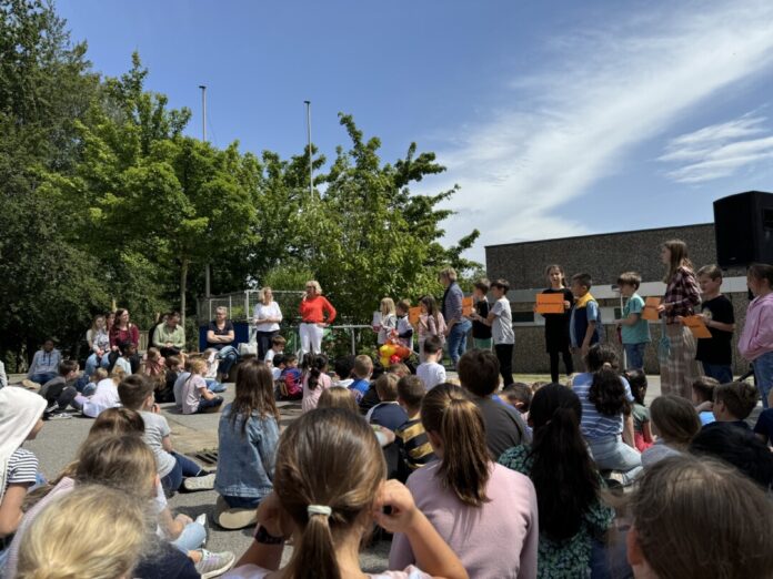 Die Schule hatte sich mit Sport-Aktionstagen beworben und nun 1.000 Euro Preisgeld gewonnen. Foto: Sparkasse