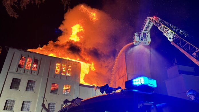 Ein Großbrand zerstörte das Mühlengebäude. Foto: FW Kreis Soest