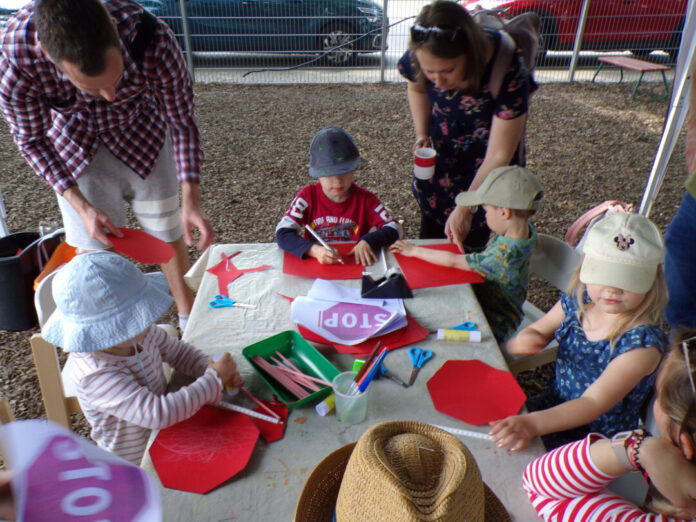 Auf dem Sommerfest der Caritas-Kita Meygner Busch geht es um Kinderrechte. Foto: Caritas