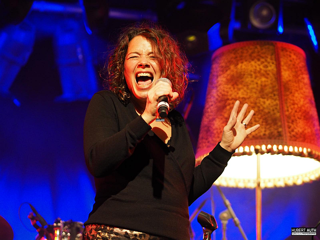 Zum Eröffnungskonzert kommt Blues-Sängerin Jessica Born mitihrer Band in den Lokschuppen nach Erkrath und verzaubert das Publikum mit den besten Hits aus Blues, Soul und Jazz. Foto: Hubert Auth