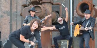 Die "Lofx Band" sorgt mit Rock und Pop für Stimmung. Foto: Petra Bosse