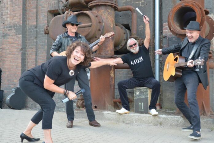 Die "Lofx Band" sorgt mit Rock und Pop für Stimmung. Foto: Petra Bosse