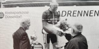 Heinz Ehrhardt bei der Ehrung in Mettmann 2004, geehrt durch links Manfred Brunzel (Ehrenvorsitzender des RVE) und rechts Hubert Speck+ Sponsor des damaligen Sonderpreises. Foto: Dieter Schloßhahn/RVE