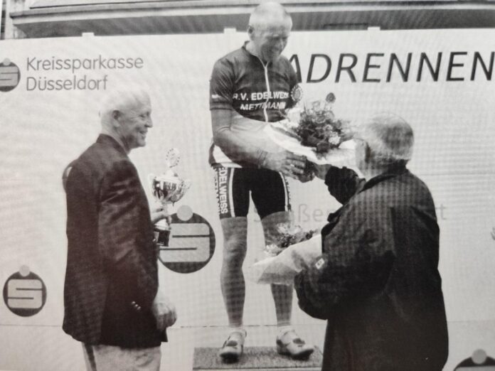 Heinz Ehrhardt bei der Ehrung in Mettmann 2004, geehrt durch links Manfred Brunzel (Ehrenvorsitzender des RVE) und rechts Hubert Speck+ Sponsor des damaligen Sonderpreises. Foto: Dieter Schloßhahn/RVE