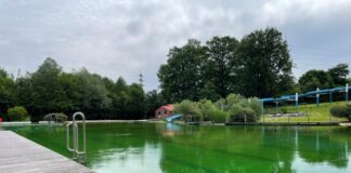 Die Vorbereitungsarbeiten zur Eröffnung der Freibadsaison sind abgeschlossen. Ein Wasserstaubsauger fährt über den Beckenboden. Foto: Kreisstadt Mettmann