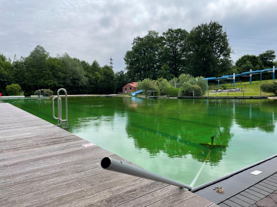 Die Vorbereitungsarbeiten zur Eröffnung der Freibadsaison sind abgeschlossen. Ein Wasserstaubsauger fährt über den Beckenboden. Foto: Kreisstadt Mettmann