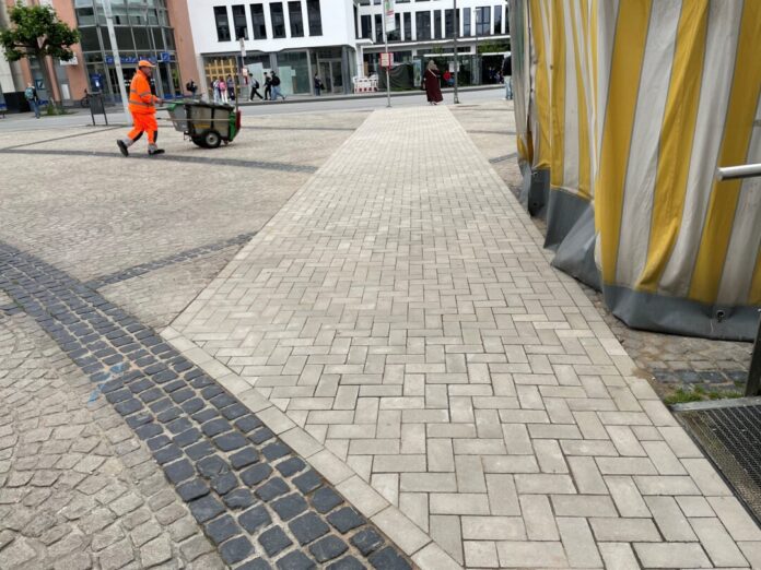 Von der Bushaltestelle an der Schwarzbachstraße bis zur Rampe des Kreissparkassengebäudes reicht der neue ebene Betonsteinpflasterweg. Foto: Kreisstadt Mettmann