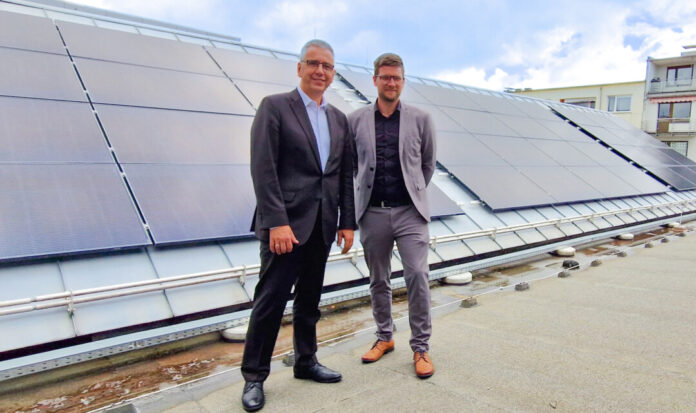 Freuen sich über grüne Energie: Der Vorstandsvorsitzende der Sparkasse, Udo Zimmermann, und Florian Lund, Bauleiter Sparkasse HRV. Foto: Sparkasse