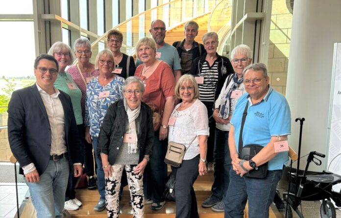 Die Herner Selbsthilfegruppe „Spaß trotz Schmerz“ besuchte ihren Landtagsabgeordneten Alexander Vogt (SPD, 1. v. l.) im Landtag. Foto: Büro Vogt