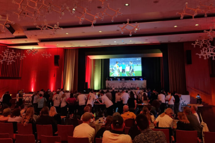 Public Viewing in der Stadthalle Bei stimmungsvoller Stadionatmosphäre, kühlen Getränken und warmen Speisen können bis zu 700 Fußballfans – wahlweise sitzend oder stehend – die Spiele der deutschen Fußball-Nationalmannschaft wetterunabhängig auf einer großen Leinwand im Saal der Stadthalle verfolgen. Foto: Stadt Erkrath