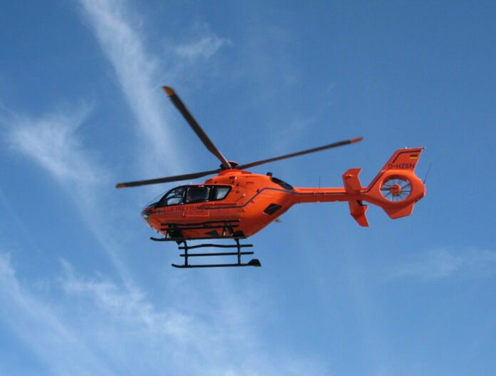 Ein Rettungshubschrauber in der Luft. Foto: Polizei/Symbolbild