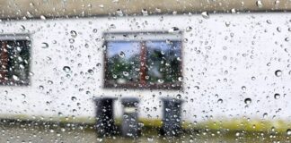 Regentropfen sind an einer Scheibe zu sehen. Foto: Volkmann