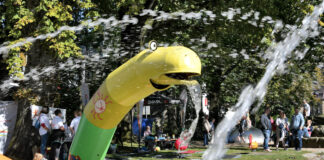 Die Spielschlange ist jährlich der Star des großen Kinderfestes in Velbert. Archivfoto: Mathias Kehren
