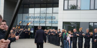 Feuerwehrangehörige und Gäste standen Spalier, als Carsten Schlipköter vom Fahrzeug zum Ort der Abschiedsfeier schritt. Foto: Feuerwehr Haan