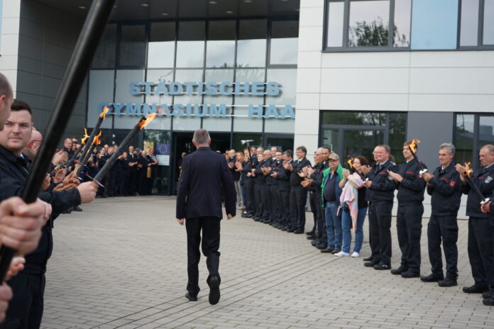 Feuerwehrangehörige und Gäste standen Spalier, als Carsten Schlipköter vom Fahrzeug zum Ort der Abschiedsfeier schritt. Foto: Feuerwehr Haan