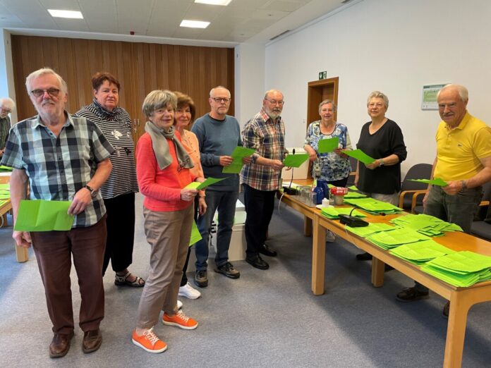 Im Rathaus haben die Mitglieder des amtierenden Seniorenrates am Montag die Stimmzettel der Seniorenratswahl ausgezählt. Foto: Kreisstadt Mettmann