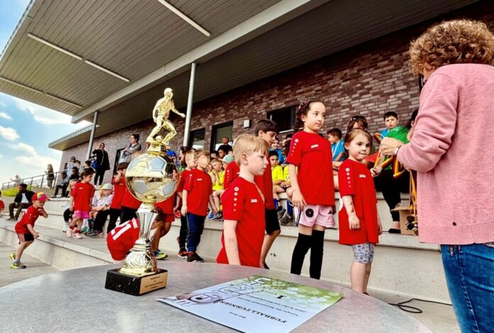 Klaudia Beck verteilt die Medaillen an die Kinder des Siegerteams aus der Kita Händelstraße. Foto: Kreisstadt Mettmann
