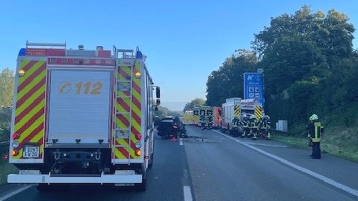 Die Unfallstelle auf der A3 im Bereich Hünxe. Foto: Feuerwehr Dinslaken