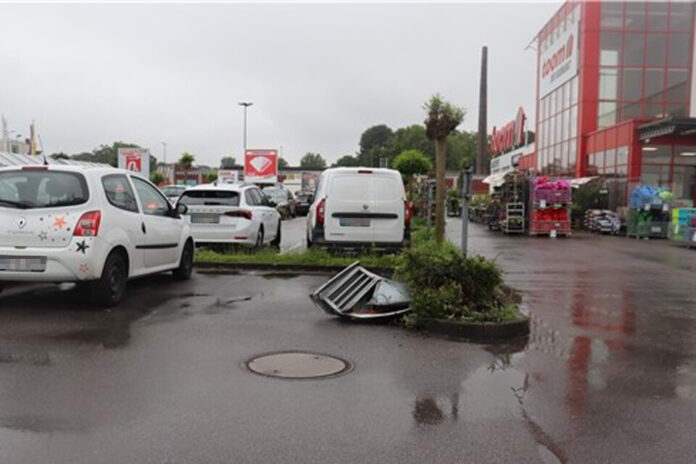 Auf dem Kundenparkplatz eines Baumarktes an der Straße "Auf der Hardt" in Langenfeld wurde ein Entlüftungskasten beschädigt. Foto: Polizei