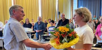 Bürgermeisterin Sandra Pietschmann dankte Jan Söffing für seine langjährige kommunalpolitische Arbeit und wünschte ihm für den politischen Ruhestand alles Gute. Foto: Kreisstadt Mettmann