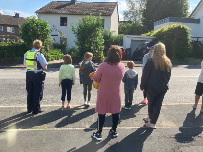 Die Kinder lernen, eine Straße sicher zu überqueren. Foto: Kreisstadt Mettmann