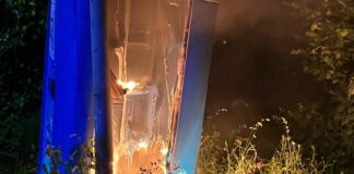 In der Nacht auf Mittwoch, 5. Juni, setzten bislang unbekannte Täter in Velbert eine mobile Toilettenkabine in Brand. Foto: Polizei