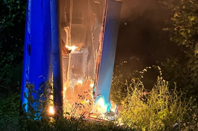 In der Nacht auf Mittwoch, 5. Juni, setzten bislang unbekannte Täter in Velbert eine mobile Toilettenkabine in Brand. Foto: Polizei