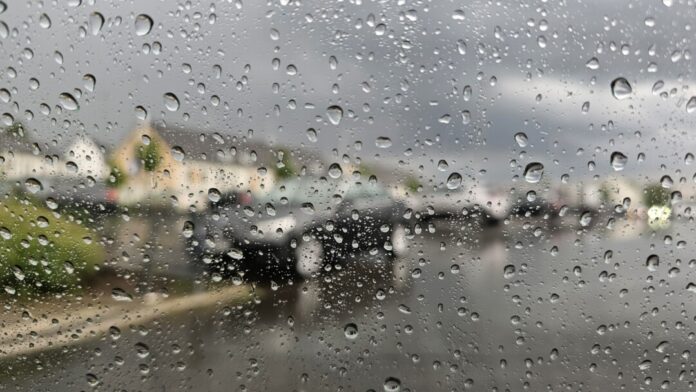 Regentropfen an einer Scheibe sind zu sehen. Foto: André Volkmann