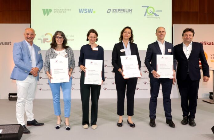 Die stellvertretende Gleichstellungsbeauftragte Borislava Paunova (4. von links) nahm für die WSW das Zertifikat in Berlin entgegen. Foto: Berufundfamilie Service