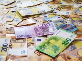 Velbert, Wülfrath, Heiligenhaus: Kreisumlage 2027 belastet Stadtfinanzen Viele Geldscheine liegen auf einem Tisch. Foto: pixabay