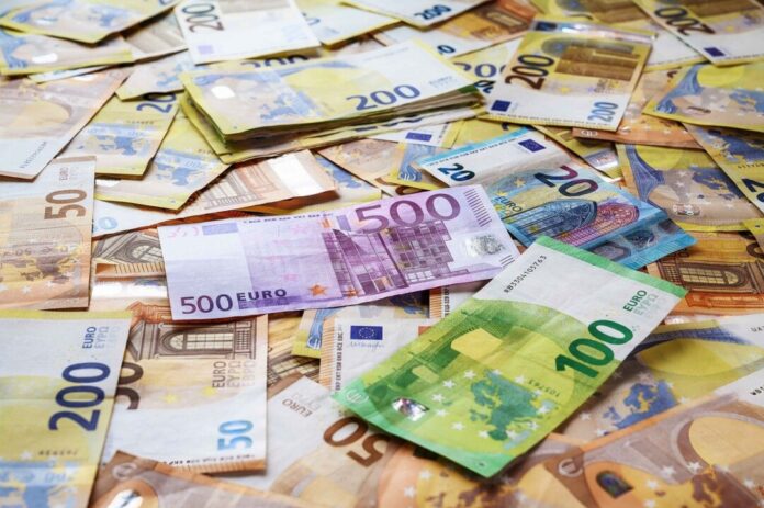 Viele Geldscheine liegen auf einem Tisch. Foto: pixabay