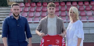 Die Zweite Vorsitzende Michaela Massenberg mit Trainer Joscha Weber und Florian Schikowski. Foto: privat