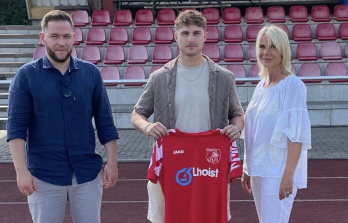 Die Zweite Vorsitzende Michaela Massenberg mit Trainer Joscha Weber und Florian Schikowski. Foto: privat