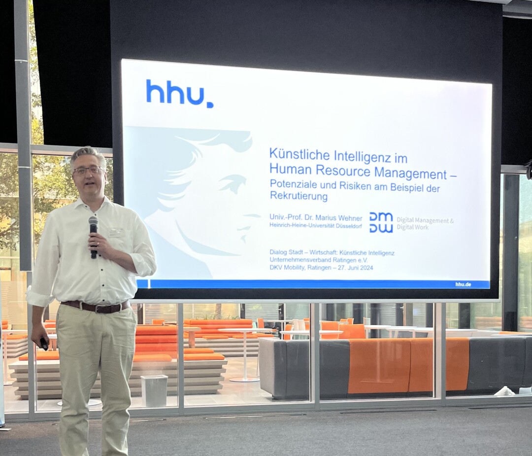 Professor Marius Wehner bei seinem Vortrag. Foto: UVR