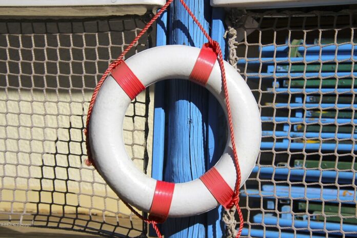 Ein Rettungsring auf einem Schiff ist zu sehen. Foto: pixabay