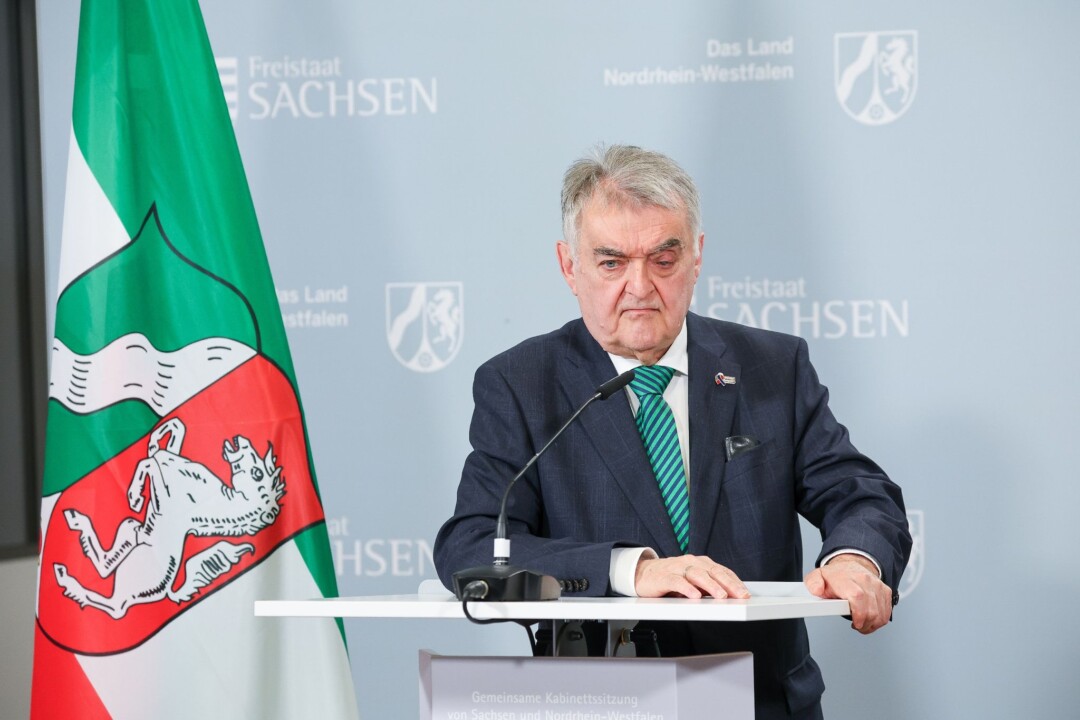 Herbert Reul (CDU), Innenminister von Nordrhein-Westfalen, spricht auf einer Pressekonferenz.