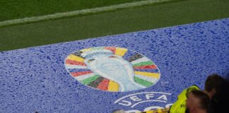 Blick auf das vom Regen nasse Logo der Euro 2024.