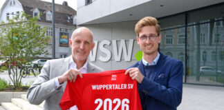WSW-Arbeitsdirektor Markus Schlomski (links) und WSV-Vorstandsmitglied Marvin Klotzkowsky zeigen das Sondertrikot zur Vertragsunterzeichnung. Foto: Bettina Osswald