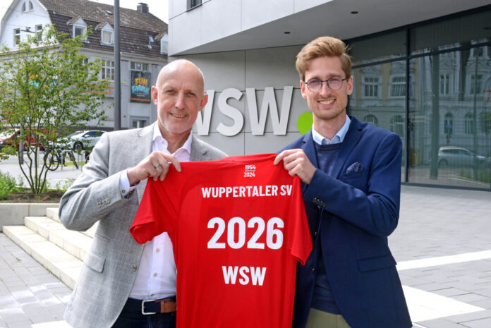 WSW-Arbeitsdirektor Markus Schlomski (links) und WSV-Vorstandsmitglied Marvin Klotzkowsky zeigen das Sondertrikot zur Vertragsunterzeichnung. Foto: Bettina Osswald