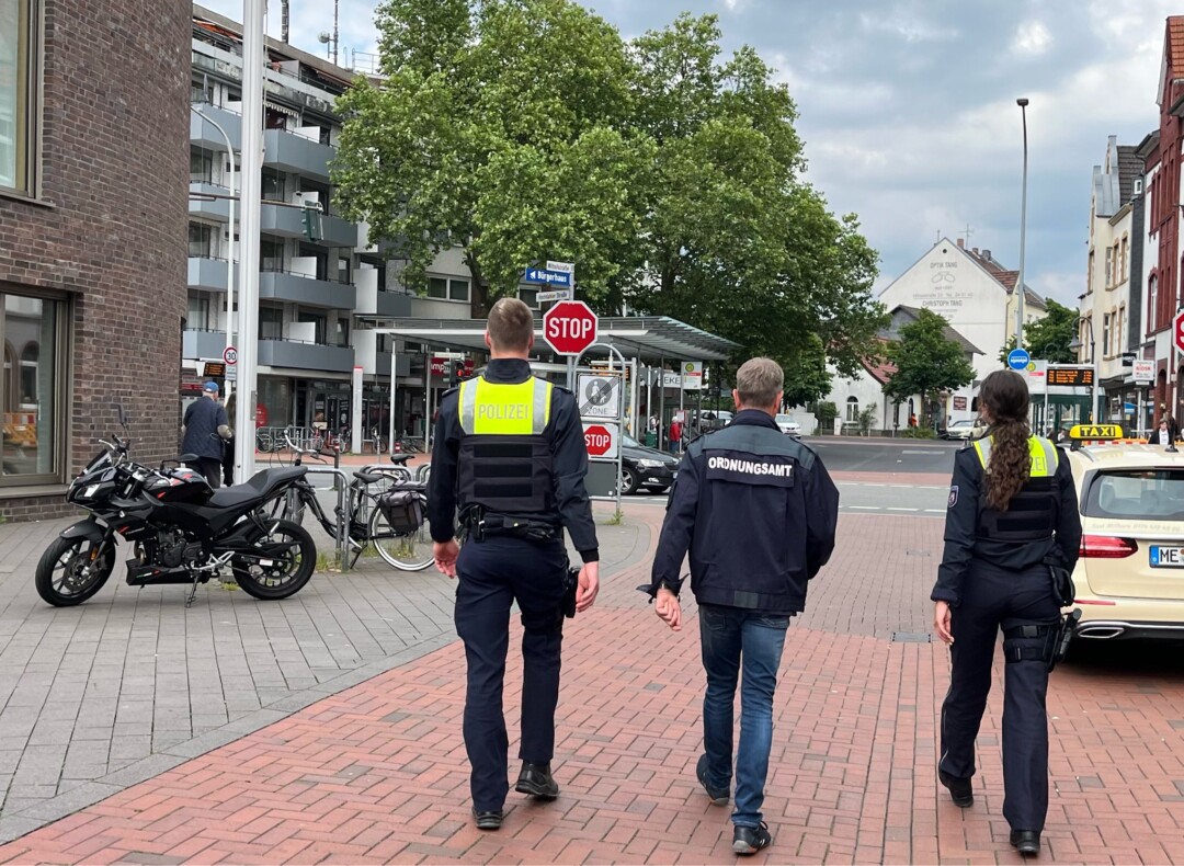 Die Einsatzkräfte der Polizei und des Ordnungsamtes zeigten unter anderem in den Bereichen Mittelstraße/"An der Gabelung" Präsenz. Foto: Polizei