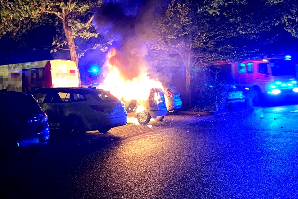 In der Nacht auf Dienstag ist es in Hilden zu einem Brand eines Fiat Panda gekommen. Der Kleinwagen wurde vollständig zerstört. Foto: Polizei