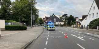 Pilotprojekt: Mit Hilfe der Markierungen soll der Mindestabstand beim Überholen kontrolliert werden. Foto: Polizei