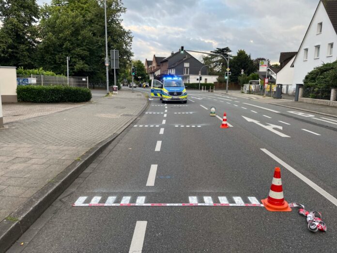 Pilotprojekt: Mit Hilfe der Markierungen soll der Mindestabstand beim Überholen kontrolliert werden. Foto: Polizei