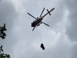 Mit einer Winde wurde die Frau in die Höhe gezogen. Foto: Feuerwehr Hattingen