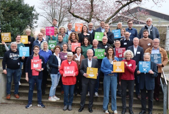 Die Steuerungsgruppe für die Ratinger Nachhaltigkeitsstrategie hält die 17 " Sustainable Development Goals" hoch. Foto: Stadt Ratingen