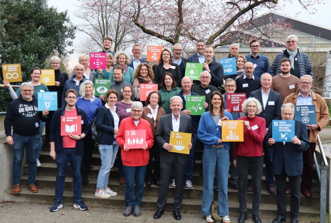 Die Steuerungsgruppe für die Ratinger Nachhaltigkeitsstrategie hält die 17 " Sustainable Development Goals" hoch. Foto: Stadt Ratingen