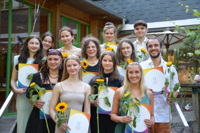 Die Schülerinnen und Schüler feiern ihre erfolgreichen Abschlüsse an der Windrather Talschule. Foto: privat