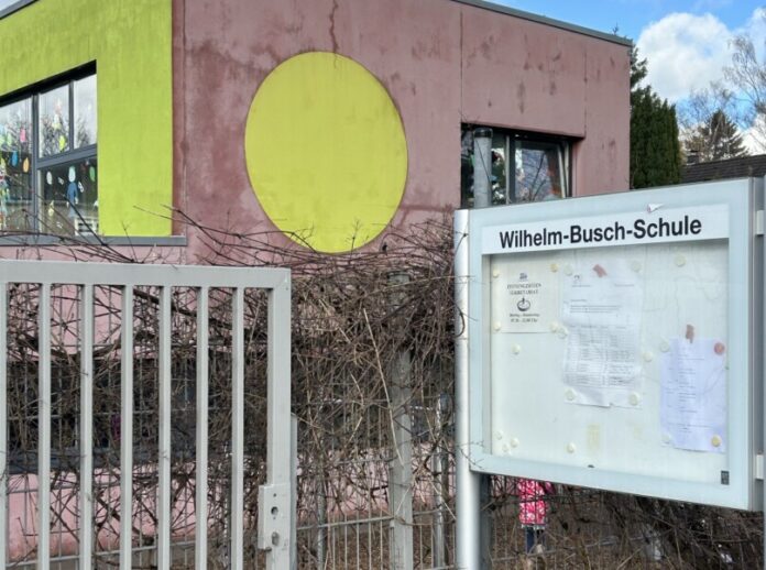 Der Gebäudekomplex der Wilhelm-Busch-Schule wird bald um einen zusätzlichen Bau für die offene Ganztagsbetreuung ergänzt. Foto: CDU-Fraktion Ratingen.