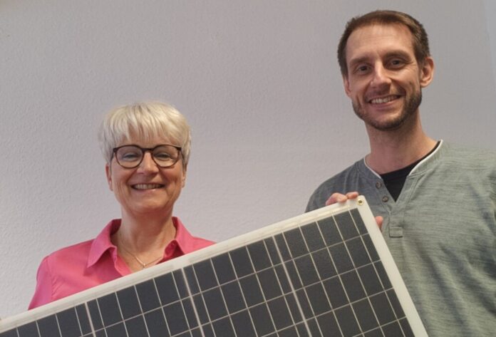 Energieberaterin Susanne Berger und der städtische Klimaschutzmanager Philip Herms freuen sich auf die anstehenden Informationstermine für Photovoltaik-Interessierte. Foto: Stadt Ratingen
